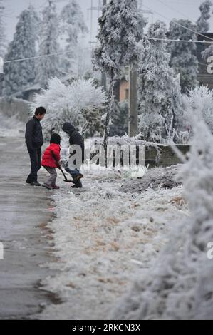 Bildnummer: 54783574  Datum: 04.01.2011  Copyright: imago/Xinhua (110104) -- KAIYANG, Jan. 4, 2011 (Xinhua) -- A child shovels ice off the doorway in Kaiyang County, southwest China s Guizhou Province, Jan. 4, 2011. Kaiyang County is among the most affected in Guizhou as snow and sleet hit the province. A total of 1.6 million Guizhou residents were affected, with a direct damage of up to 70 million yuan (10.57 million U.S. dollars), according to a statement released by the Guizhou provincial government on Tuesday. The provincial-level emergency response plan has been activated in the face of t Stockfoto