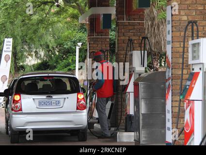 Bildnummer: 54785551  Datum: 05.01.2011  Copyright: imago/Xinhua (110105) -- JOHANNESBURG, Jan. 5, 2011 (Xinhua) -- A worker fuel a car at a gas station in Johannesburg, South Africa, Jan. 5, 2011. South African Department of Energy got the price of petrol to increase by average 4 US cents for the gas. The price for 93 octane gas hit 1.3 dollars per liter in Johannesburg while 95 octane reached 1.32 dollars per liter. (Xinhua/Shao Haijun) (zx) SOUTH AFRICA-ENERGY-PRICE PUBLICATIONxNOTxINxCHN Wirtschaft Tankstelle Südafrika kbdig xsk 2011 quer  o0 tanken, Mineralölindustrie    Bildnummer 547855 Stock Photo