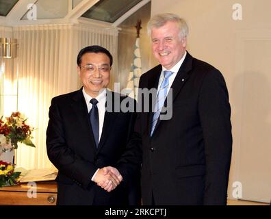 Bildnummer: 54793754  Datum: 08.01.2011  Copyright: imago/Xinhua (110108) -- MUNICH, Jan. 8, 2011 (Xinhua) -- Visiting Chinese Vice Premier Li Keqiang (L) meets with Horst Seehofer, governor of the German state of Bavaria, in Munich, Germany, Jan. 8, 2011. (Xinhua/Ding Lin) (wxy) GERMANY-MUNICH-CHINA-LI KEQIANG-HORST SEEHOFER-MEETING PUBLICATIONxNOTxINxCHN People Politik Wirtschaft München premiumd kbdig xsp 2011 quer     Bildnummer 54793754 Date 08 01 2011 Copyright Imago XINHUA  Munich Jan 8 2011 XINHUA Visiting Chinese Vice Premier left Keqiang l Meets With Horst Seehofer Governor of The Ge Stock Photo