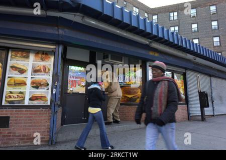 Bildnummer: 54802035  Datum: 10.01.2011  Copyright: imago/Xinhua (110111) -- NEW YORK, Jan. 11, 2011 (Xinhua) -- walk in Queensbridge houses in New York, the United States, Jan. 10, 2011. The New York City Housing Authority (NYCHA), which was established on Feb. 17, 1934, was a pioneering vision that reshaped the city s landscape, replacing slum tenements with clean, safe and affordable housing for poor and working families. Today, NYCHA is New York s largest landlord as well as the nation s largest and foremost provider of public housing. Five percent of the city s population lives in one of Stock Photo