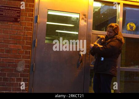 Bildnummer: 54802036  Datum: 08.01.2011  Copyright: imago/Xinhua (110111) -- NEW YORK, Jan. 11, 2011 (Xinhua) -- A resident of the Rutgers houses goes home with her pet in New York, the United States, Jan. 8, 2011. The New York City Housing Authority (NYCHA), which was established on Feb. 17, 1934, was a pioneering vision that reshaped the city s landscape, replacing slum tenements with clean, safe and affordable housing for poor and working families. Today, NYCHA is New York s largest landlord as well as the nation s largest and foremost provider of public housing. Five percent of the city s Stock Photo