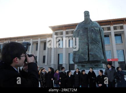 Bildnummer: 54802024 Datum: 11.01.2011 Copyright: imago/Xinhua (110111) -- PEKING, 11. Januar 2011 (Xinhua) -- Mitarbeiter des chinesischen Nationalmuseums machen ein Gruppenfoto vor der neu geschaffenen Statue des Konfuzius, eines alten chinesischen Philosophen, in Peking, Hauptstadt von China, 11. Januar 2011. Die Bronzestatue wurde vom berühmten Bildhauer Wu Weishan mit einer Höhe von 7,9 Metern entworfen. (Xinhua/Jin Liangkuai) (xbz) CHINA-PEKING-KONFUZIUS STATUE (CN) PUBLICATIONxNOTxINxCHN Gesellschaft kbdig xmk 2011 quer o0 fotografiert, Skulptur, Konfuzius, Statue Bildnummer 54802024 Datum 11 01 2011 C Stockfoto