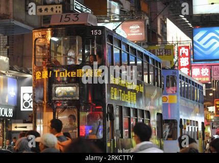 (110112) -- HONG KONG, 12. Januar 2011 (Xinhua) -- zwei Straßenbahnen fahren am Causeway Bay Commercial District, South China s Hong Kong, 12. Januar 2011 vorbei. Hong Kong wurde zum 17. Mal in Folge in den 2011 Index of Economic Freedom Rankings der Heritage Foundation und des Wall Street Journal Wednesday als die freieste Volkswirtschaft der Welt eingestuft. (Xinhua/Huang Xiaoyong) (zyq) CHINA-HONG KONG-FREEST ECONOMY (CN) PUBLICATIONxNOTxINxCHN 110112 Hong KONG Jan 12 2011 XINHUA zwei Straßenbahnwagen Passport des Causeway Bay Commercial District South China S Hong Kong Jan 12 2011 Hong Kong wurde auf Platz gebracht Stockfoto