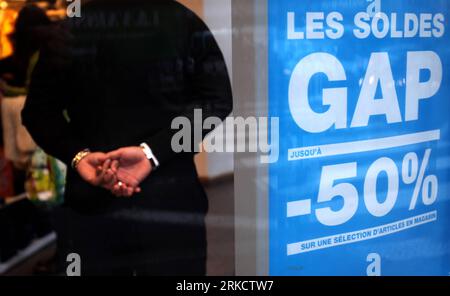 Bildnummer: 54807089  Datum: 12.01.2011  Copyright: imago/Xinhua (110112)-- PARIS, Jan. 12, 2010 (Xinhua) -- A man is seen inside Gap store in Paris, capital of France, early morning on Jan. 12, 2011. France s winter sales began on Wednesday. (Xinhua/Gao Jing) (zf) FRANCE-PARIS-WINTER-SALES PUBLICATIONxNOTxINxCHN Wirtschaft kbdig xsk 2011 quer  o0 Einkaufszentrum, Einkaufen, Einzelhandel, Schlussverkauf, Winterschlussverkauf    Bildnummer 54807089 Date 12 01 2011 Copyright Imago XINHUA  Paris Jan 12 2010 XINHUA a Man IS Lakes Inside CAP Store in Paris Capital of France Early Morning ON Jan 12 Stock Photo