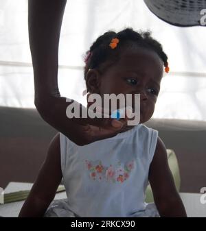 Bildnummer: 54821595  Datum: 15.01.2011  Copyright: imago/Xinhua (110116) -- PORT-AU-PRINCE , Jan. 16, 2011 (Xinhua) -- A haitian girl takes medicine at a cholera treatment center of Medecins Sans Frontieres MSF (Doctors Without Borders) in Port-au-Prince Jan. 15, 2011. (Xinhua/Wang Pei) (xhn) HAITI-PORT-AU-PRINCE-CHOLERA PUBLICATIONxNOTxINxCHN Gesellschaft Naturkatastrophe Erdbeben Flüchtlingslager Flüchtlinge premiumd kbdig xmk 2011 quadrat  o0 Kind, Behandlung, Krankenhaus, Medizin    Bildnummer 54821595 Date 15 01 2011 Copyright Imago XINHUA  Port Au Prince Jan 16 2011 XINHUA a Haitian Gir Stock Photo