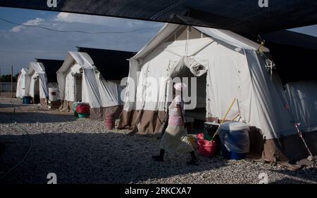 Bildnummer: 54821596  Datum: 15.01.2011  Copyright: imago/Xinhua (110116) -- PORT-AU-PRINCE , Jan. 16, 2011 (Xinhua) -- A nurse passes the tents at a cholera treatment center of Medecins Sans Frontieres MSF (Doctors Without Borders) in Port-au-Prince Jan. 15, 2011. (Xinhua/Wang Pei) (xhn) HAITI-PORT-AU-PRINCE-CHOLERA PUBLICATIONxNOTxINxCHN Gesellschaft Naturkatastrophe Erdbeben Flüchtlingslager Flüchtlinge premiumd kbdig xmk 2011 quer  o0 Krankenhaus, Medizin, Zelte    Bildnummer 54821596 Date 15 01 2011 Copyright Imago XINHUA  Port Au Prince Jan 16 2011 XINHUA a Nurse Pass The Tents AT a Chol Stock Photo