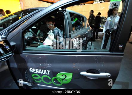 Bildnummer: 54821680  Datum: 15.01.2011  Copyright: imago/Xinhua (110115) -- BRUSSELS, Jan. 15, 2011 (Xinhua) -- A visitor experiences Renault s low emission vehicle during the first day of the 89th European Motorshow in Brussels, capital of Belgium, Jan. 15, 2011. The show will pressent commercial vehicles, recreational vehicles, motorcycles, motor parts and services. (Xinhua/Wu Wei) (wjd) BELGIUM-BRUSSELS-MOTORSHOW-OPEN PUBLICATIONxNOTxINxCHN Wirtschaft Automobilindustrie Motor Show Auto Messe PKW Objekte kbdig xmk 2011 quer     Bildnummer 54821680 Date 15 01 2011 Copyright Imago XINHUA  Bru Stock Photo