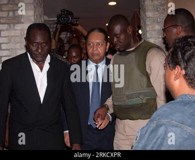 Bildnummer: 54823908  Datum: 16.01.2011  Copyright: imago/Xinhua (110117) -- PORT-AU-PRINCE, Jan. 17, 2011 (Xinhua) -- Former Haitian President Jean-Claude Duvalier (2nd, L) is surrounded by men in a hotel in Port-Au-Prince, capital of Haiti, Jan, 16, 2011. Former Haitian President Jean-Claude Duvalier returned Sunday surprisingly to Port-au-Prince after long exile as the island nation is still coping with the aftermath of the devastating earthquake one year ago. (Xinhua/Wan Pei) (jl) HAITI-DUVALIER-RETURN PUBLICATIONxNOTxINxCHN Politik People premiumd kbdig xkg 2011 quer     Bildnummer 548239 Stock Photo