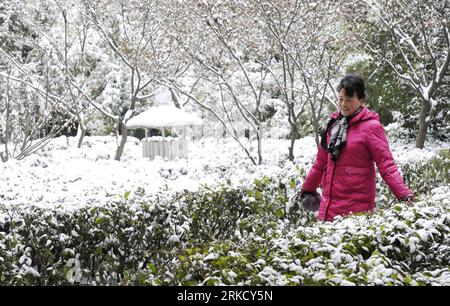 Bildnummer: 54826916  Datum: 18.01.2011  Copyright: imago/Xinhua (110118) -- GUIYANG, Jan. 18, 2011 (Xinhua) -- A woman walks on a snow covered square in Guiyang, capital of southwest China s Guizhou Province, Jan. 18, 2011. The freezing weather that has plagued southwest China since the beginning of the new year showed no sign of abating more snow and icy rain hit Guizhou Province Monday. (Xinhua/Ou Dongqu) (zhs) CHINA-GUIZHOU--FREEZING WEATHER (CN) PUBLICATIONxNOTxINxCHN Gesellschaft Jahreszeit Winter Schnee kbdig xsk 2011 quer     Bildnummer 54826916 Date 18 01 2011 Copyright Imago XINHUA 1 Stock Photo