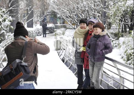 Bildnummer: 54826915 Datum: 18.01.2011 Copyright: imago/Xinhua (110118) -- GUIYANG, 18. Januar 2011 (Xinhua) -- Fotografieren Sie auf einer schneebedeckten Straße in Guiyang, der Hauptstadt der Provinz Guizhou im Südwesten Chinas, 18. Januar 2011. Das eisige Wetter, das Südwestchina seit Beginn des neuen Jahres heimgesucht hat, zeigte keine Anzeichen dafür, dass mehr Schnee und eisiger Regen am Montag in der Provinz Guizhou nachließen. (Xinhua/ou Dongqu) (zhs) CHINA-GUIZHOU--FROSTWETTER (CN) PUBLICATIONxNOTxINxCHN Gesellschaft Jahreszeit Winter Schnee kbdig xsk 2011 quer Bildnummer 54826915 Datum 18 01 2011 Copyright Imago XINHUA 110 Stockfoto