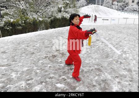 Bildnummer: 54826918 Datum: 18.01.2011 Copyright: imago/Xinhua (110118) -- GUIYANG, 18. Januar 2011 (Xinhua) -- Eine Frau übt Schwertkunst auf einem schneebedeckten Platz in Guiyang, der Hauptstadt der südwestchinesischen Provinz Guizhou, 18. Januar 2011. Das eisige Wetter, das Südwestchina seit Beginn des neuen Jahres heimgesucht hat, zeigte keine Anzeichen dafür, dass mehr Schnee und eisiger Regen am Montag in der Provinz Guizhou nachließen. (Xinhua/ou Dongqu) (zhs) CHINA-GUIZHOU--FREEZING WEATHER (CN) PUBLICATIONxNOTxINxCHN Gesellschaft Jahreszeit Winter Schnee kbdig xsk 2011 quer o0 Tai Chi, Schwert, Land, Leute Bildnummer 5 Stockfoto