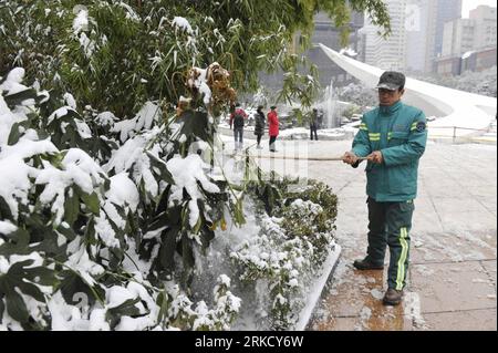 Bildnummer: 54826920 Datum: 18.01.2011 Copyright: imago/Xinhua (110118) -- GUIYANG, 18. Januar 2011 (Xinhua) -- Ein Mann reinigt den Schnee auf einem Baum in Guiyang, der Hauptstadt der südwestchinesischen Provinz Guizhou, 18. Januar 2011. Das eisige Wetter, das Südwestchina seit Beginn des neuen Jahres heimgesucht hat, zeigte keine Anzeichen dafür, dass mehr Schnee und eisiger Regen am Montag in der Provinz Guizhou nachließen. (Xinhua/ou Dongqu) (zhs) CHINA-GUIZHOU--FREEZING WEATHER (CN) PUBLICATIONxNOTxINxCHN Gesellschaft Jahreszeit Winter Schnee kbdig xsk 2011 quer o0 Winterdienst Bildnummer 54826920 Datum 18 01 2011 Copyright Imago Stockfoto