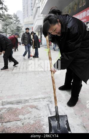 Bildnummer: 54826921  Datum: 18.01.2011  Copyright: imago/Xinhua (110118) -- GUIYANG, Jan. 18, 2011 (Xinhua) -- A woman cleans the snow on a street in Guiyang, capital of southwest China s Guizhou Province, Jan. 18, 2011. The freezing weather that has plagued southwest China since the beginning of the new year showed no sign of abating more snow and icy rain hit Guizhou Province Monday. (Xinhua/Ou Dongqu) (zhs) CHINA-GUIZHOU--FREEZING WEATHER (CN) PUBLICATIONxNOTxINxCHN Gesellschaft Jahreszeit Winter Schnee kbdig xsk 2011 hoch  o0 Winterdienst    Bildnummer 54826921 Date 18 01 2011 Copyright I Stock Photo