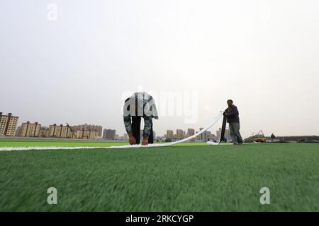 LUANNAN COUNTY - 15. Oktober 2018: Kunstrasen auf einem Sportplatz, Luannan County, Provinz Hebei, China Stockfoto
