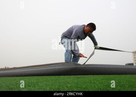 LUANNAN COUNTY - 15. Oktober 2018: Kunstrasen auf einem Sportplatz, Luannan County, Provinz Hebei, China Stockfoto