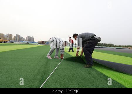 LUANNAN COUNTY - 15. Oktober 2018: Kunstrasen auf einem Sportplatz, Luannan County, Provinz Hebei, China Stockfoto