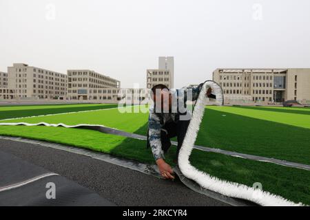 LUANNAN COUNTY - 15. Oktober 2018: Kunstrasen auf einem Sportplatz, Luannan County, Provinz Hebei, China Stockfoto
