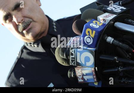 Bildnummer: 54832493 Datum: 19.01.2011 Copyright: imago/Xinhua (110120) -- WOODLAND HILLS, 20. Januar 2011 (Xinhua) -- der Polizeichef der Schulen in Los Angeles, Steve Zipperman, beantwortet die Fragen der Medien in Woodland Hills in der Nähe von Los Angeles, USA, 19. Januar 2011. Ein Schulpolizist wurde am Mittwoch auf dem Campus der El Camino Real High School in Woodland Hills, etwa 40 km nordwestlich der Innenstadt von Los Angeles, erschossen und verwundet, berichteten lokale Medien. (Xinhua/Qi Heng) (lyi) U.S.-LOS ANGELES-GUNSHOT PUBLICATIONxNOTxINxCHN Gesellschaft People Kriminalität Polizei Highschool Schiesserei kbdig xmk xo0x Stockfoto