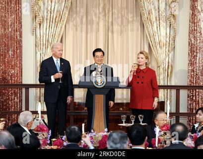 Bildnummer: 54832603  Datum: 19.01.2011  Copyright: imago/Xinhua (110119) -- WASHINGTON, Jan. 19, 2011 (Xinhua) -- Chinese President Hu Jintao (C) raises a toast during a luncheon hosted by U.S. Vice President Joe Biden(L) and Secretary of State Hillary Clinton(R) at the State Department in Washington, the United States, Jan. 19, 2011. (Xinhua/Xie Huanchi) (zhs) U.S.-WASHINGTON-HU JINTAO-VISIT-STATE DEPARTMENT LUNCHEON PUBLICATIONxNOTxINxCHN People Politik Staatsbesuch kbdig xmk xo0x 2011 quer Highlight premiumd     Bildnummer 54832603 Date 19 01 2011 Copyright Imago XINHUA  Washington Jan 19 Stock Photo