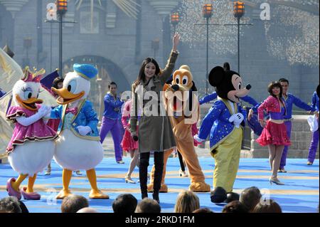 Bildnummer: 54840926  Datum: 21.01.2011  Copyright: imago/Xinhua (110121) -- HONG KONG, Jan. 21, 2011 (Xinhua) -- Hong Kong singer Kelly Chen performs during the opening ceremony in Hong Kong, south China, Jan. 21, 2011. Hong Kong Disneyland held celebration for its 5th anniversary and kicked off the year-long program Celebration in the Air Friday. (Xinhua/Song Zhenping) (lb) CHINA-HONG KONG-DISNEYLAND-5TH ANNIVERSARY (CN) PUBLICATIONxNOTxINxCHN Entertainment Reisen kbdig xsk 2011 quer o0 People Aktion Jubiläum    Bildnummer 54840926 Date 21 01 2011 Copyright Imago XINHUA  Hong Kong Jan 21 201 Stock Photo