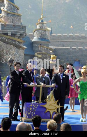 Bildnummer: 54840936 Datum: 21.01.2011 Copyright: imago/Xinhua (110121) -- HONGKONG, 21. Januar 2011 (Xinhua) -- Donald Tsang (2. R), Geschäftsführer der Sonderverwaltungsregion Hongkong, und Philip Yung (1. L), Kommissar für Tourismus, nehmen am 21. Januar 2011 an der Eröffnungszeremonie in Hongkong, Südchina, Teil. Hong Kong Disneyland feierte sein fünfjähriges Bestehen und startete das Jahresprogramm Celebration in the Air Friday. (Xinhua/Song Zhenping) (LB) CHINA-HONG KONG-DISNEYLAND-5th ANNIVERSARY (CN) PUBLICATIONxNOTxINxCHN Entertainment Wirtschaft People kbdig xsk 2011 hoc Stockfoto