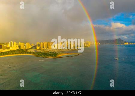 Rainbow over the Pacific, Waikiki and Ala Moana Beaches, Honolulu Hawaii, Oahu, Hawaiian Islands Stockfoto