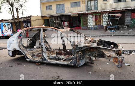 Bildnummer: 54841859  Datum: 21.01.2011  Copyright: imago/Xinhua (110121) -- ABIDJAN, Jan. 21, 2011 (Xinhua) -- A burnt-out police car is seen on the street in Abidjan, Cote d Ivoire, Jan. 21, 2011. Some 260 have been killed in the recent violence and 68 are missing, according to UN Operation in Cote d Ivoire (UNOCI). (Xinhua/Ding Haitao) (zw) COTE D IVOIRE-ABIDJAN-VIOLENCE PUBLICATIONxNOTxINxCHN Gesellschaft Politik Unruhe Elfenbeinküste premiumd kbdig xsp 2011 quer o0 Autowrack Wrack Auto Zerstörung Objekte ausgebrannt ausgebranntes    Bildnummer 54841859 Date 21 01 2011 Copyright Imago XINH Stock Photo