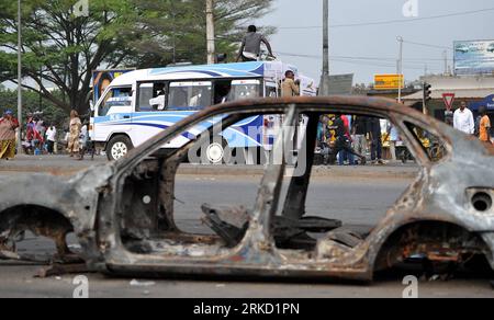 Bildnummer: 54841860  Datum: 21.01.2011  Copyright: imago/Xinhua (110121) -- ABIDJAN, Jan. 21, 2011 (Xinhua) -- A burnt-out police car is seen on the street in Abidjan, Cote d Ivoire, Jan. 21, 2011. Some 260 have been killed in the recent violence and 68 are missing, according to UN Operation in Cote d Ivoire (UNOCI). (Xinhua/Ding Haitao) (zw) COTE D IVOIRE-ABIDJAN-VIOLENCE PUBLICATIONxNOTxINxCHN Gesellschaft Politik Unruhe Elfenbeinküste premiumd kbdig xsp 2011 quer  o0 Autowrack Wrack Auto Zerstörung Objekte ausgebrannt ausgebranntes    Bildnummer 54841860 Date 21 01 2011 Copyright Imago XIN Stock Photo