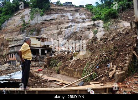 Bildnummer: 54844244 Datum: 22.01.2011 Copyright: imago/Xinhua (110122) -- NOVA FRIBURGO, 22. Januar 2011 (Xinhua) -- Ein Mann betrachtet die Trümmer, die durch Erdrutsche und Überschwemmungen in der Gemeinde Nova Friburgo in Rio de Janeiro, Brasilien, 22. Januar 2011 hinterlassen wurden. Brasilien wird nach den Überschwemmungen und Erdrutschen, die in mehreren Städten des Bundesstaates Rio de Janeiro mehr als 760 Tote gefordert haben, ein landesweites Katastrophenpräventions- und Frühwarnsystem schaffen. (Xinhua/Agencia Estado) (BRAZIL OUT) (wjd) BRASILIEN-HOCHWASSERSCHUTZ-WARNSYSTEM PUBLICATIONxNOTxINxCHN Gesellschaft kbdig xkg 2011 quer o0 Naturkatastrophe Stockfoto