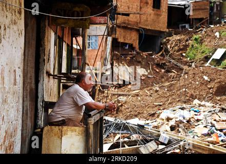 Bildnummer: 54844245 Datum: 22.01.2011 Copyright: imago/Xinhua (110122) -- NOVA FRIBURGO, 22. Januar 2011 (Xinhua) -- Ein Mann betrachtet die Trümmer, die durch Erdrutsche und Überschwemmungen in der Gemeinde Nova Friburgo in Rio de Janeiro, Brasilien, 22. Januar 2011 hinterlassen wurden. Brasilien wird nach den Überschwemmungen und Erdrutschen, die in mehreren Städten des Bundesstaates Rio de Janeiro mehr als 760 Tote gefordert haben, ein landesweites Katastrophenpräventions- und Frühwarnsystem schaffen. (Xinhua/Agencia Estado) (BRAZIL OUT) (wjd) BRASILIEN-HOCHWASSERSCHUTZ-WARNSYSTEM PUBLICATIONxNOTxINxCHN Gesellschaft kbdig xkg 2011 quer o0 Naturkatastrophe Stockfoto