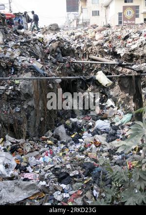 Bildnummer: 54844730  Datum: 22.01.2011  Copyright: imago/Xinhua (110122) -- KATHMANDU, Jan. 22, 2011 (Xinhua) -- Garbage ie seen on the side of the Bagmati River in Kathmandu, capital of Nepal, Jan. 22, 2011. The Bagmati River is contaminated due to the solid waste without proper treatment. (Xinhua/Bimal Gautam)(yc) NEPAL-BAGMATI RIVER-POLLUTION PUBLICATIONxNOTxINxCHN Gesellschaft Umweltverschmutzung Müll Fluss premiumd kbdig xsk 2011 hoch Highlight premiumd o0 Ökologie, Wasser, Wasserverschmutzung, Abfall, Schmutz, Dreck    Bildnummer 54844730 Date 22 01 2011 Copyright Imago XINHUA  Kathmand Stock Photo