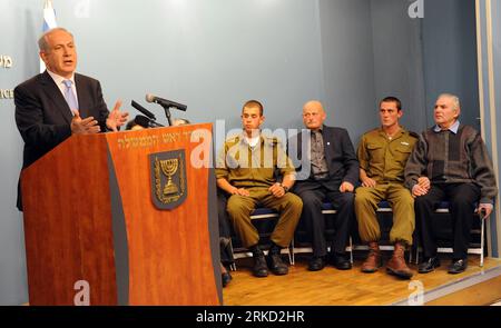 Bildnummer: 54846831 Datum: 23.01.2011 Copyright: imago/Xinhua (110123) -- JERUSALEM, 23. Januar 2011 (Xinhua) -- Holocaustüberlebende und ihre Enkel hören die Rede des israelischen Premierministers Benjamin Netanjahu (1. L) während einer Veranstaltung zum Internationalen Holocaust-Gedenktag in Jerusalem, Israel, 23. Januar 2011. (Xinhua/Pool/Debbie Hill)(wjd) MIDEAST-ISRAEL-NETANYAHU-HOLOCAUST MEMORIAL DAY PUBLICATIONxNOTxINxCHN People Politik premiumd kbdig xkg 2011 quer o0 Gedenktag, Gedenken Bildnummer 54846831 Datum 23 01 2011 Copyright Imago XINHUA Jerusalem Jan 23 2011 XINHUA Holocaust Survivo Stockfoto