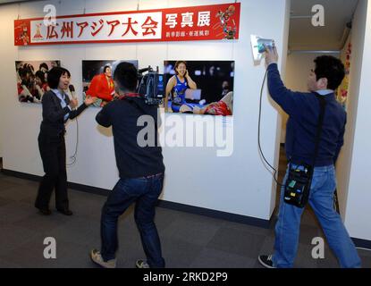 Bildnummer: 54848667  Datum: 24.01.2011  Copyright: imago/Xinhua (110124) -- TOKYO, Jan. 24, 2011 (Xinhua) -- Japanese journalists take a spot report after the opening ceremony of Xinhua Gallery in Tokyo, capital of Japan, Jan. 24, 2011. An array of 50 photo works taken during the Guangzhou Asian Games by the Photo Department of Xinhua News Agency were exhibited on Monday in the Chinese Culture Center in Tokyo. (Xinhua/Feng Wuyong) (msq) JAPAN-CHINA-XINHUA-PHOTO GALLERY PUBLICATIONxNOTxINxCHN Gesellschaft Wirtschaft Journalismus Fotojournalismus kbdig xdp premiumd 2011 quer   o0 Ausstellung Er Stock Photo