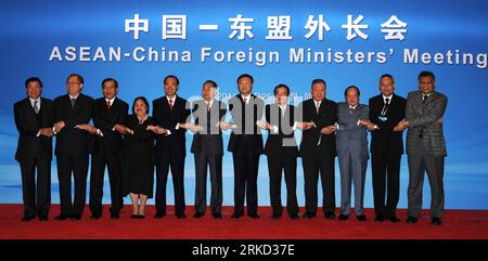 Bildnummer: 54851848  Datum: 25.01.2011  Copyright: imago/Xinhua KUNMING, Jan. 25, 2011 (Xinhua) -- Representatives of China and Association of Southeast Asian Nations (ASEAN) pose for group photos during the opening ceremony of ASEAN-China Foreign Ministers Meeting in Kunming, capital of southwest China s Yunnan Province, Jan. 25, 2011. The participants will exchange views on their 20th anniversary of dialogue, China-ASEAN free trade zone and cooperation of East Asia during the meeting. (Xinhua/Lin Yiguang) (ly) CHINA-KUNMING-ASEAN-FOREIGN MINISTERS-MEETING (CN) PUBLICATIONxNOTxINxCHN People Stockfoto