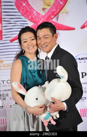 Bildnummer: 54854463 Datum: 26.01.2011 Copyright: imago/Xinhua BEIJING, 26. Januar 2011 (Xinhua) -- Schauspieler Andy Lau (R) und Schauspielerin Gong Li posieren während einer Pressekonferenz zur Premiere in Peking, Hauptstadt Chinas, am 26. Januar 2011. Der Film wird am 3. Februar gezeigt. (Xinhua/Ji Guoqiang) (hdt) CHINA-PEKING-FILM-PRESSE-KONFERENZ (CN) PUBLICATIONxNOTxINxCHN Entertainment People Film kbdig xkg 2011 Hochpremiumd Bildnummer 54854463 Datum 26 01 2011 Copyright Imago XINHUA Beijing Jan 26 2011 XINHUA-Schauspieler Andy Lau r und Schauspielerin Gong haben sich während des Promms IN die Pose gesetzt Stockfoto