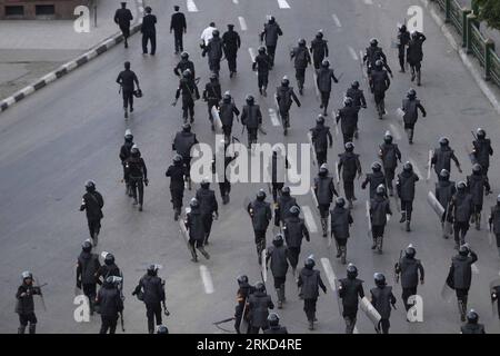 Bildnummer: 54861390  Datum: 29.01.2011  Copyright: imago/Xinhua CAIRO, Jan. 29, 2011 (Xinhua) -- Police try to control the situation during a protest on liberation square in Cairo, Egypt, Jan. 28, 2011. Mass protests against the government continued across Egypt on Friday. Internet service has been shut down in Cairo since midnight Friday as protestors are reportedly planning massive gatherings after prayers. Mobile phone communication was also disrupted on Friday morning. (Xinhua/Cai Yang)(xhn) EGYPT-CAIRO-PROTEST PUBLICATIONxNOTxINxCHN Gesellschaft Politik Unruhen Aufstand Ausschreitungen k Stock Photo