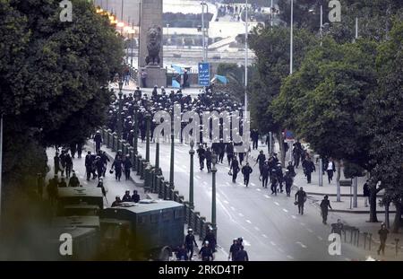 Bildnummer: 54861379  Datum: 29.01.2011  Copyright: imago/Xinhua CAIRO, Jan. 29, 2011 (Xinhua) -- Police try to control the situation during a protest on liberation square in Cairo, Egypt, Jan. 28, 2011. Mass protests against the government continued across Egypt on Friday. Internet service has been shut down in Cairo since midnight Friday as protestors are reportedly planning massive gatherings after prayers. Mobile phone communication was also disrupted on Friday morning. (Xinhua/Cai Yang)(xhn) EGYPT-CAIRO-PROTEST PUBLICATIONxNOTxINxCHN Gesellschaft Politik Unruhen Aufstand Ausschreitungen k Stock Photo