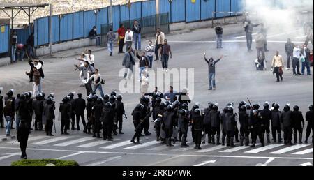 Bildnummer: 54861381  Datum: 29.01.2011  Copyright: imago/Xinhua CAIRO, Jan. 29, 2011 (Xinhua) -- Police try to control the situation during a protest on liberation square in Cairo, Egypt, Jan. 28, 2011. Mass protests against the government continued across Egypt on Friday. Internet service has been shut down in Cairo since midnight Friday as protestors are reportedly planning massive gatherings after prayers. Mobile phone communication was also disrupted on Friday morning. (Xinhua/Cai Yang)(xhn) EGYPT-CAIRO-PROTEST PUBLICATIONxNOTxINxCHN Gesellschaft Politik Unruhen Aufstand Ausschreitungen k Stock Photo