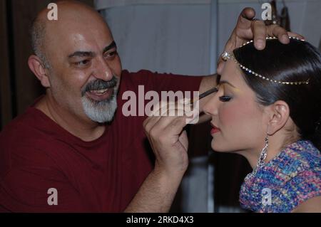 Bildnummer: 54862568  Datum: 28.01.2011  Copyright: imago/Xinhua (110129) -- ISLAMABAD, Jan. 29, 2011 (Xinhua) -- A model has her makeup done backstage by stylist Tariq Amin (L) during the second day of Islamabad Fashion Week in Islamabad, capital of Pakistan on Jan. 28, 2011. Some 90 Pakistani male and female models are participating in the four-day Islamabad Fashion Week which aims to promote Pakistan s textile industry. (Xinhua/Ahmad Kamal) (ypf) PAKISTAN-ISLAMABAD-FASHION PUBLICATIONxNOTxINxCHN Entertainment Kultur Fashion Week Modewoche Modenschau Damenmode Model kbdig xng 2011 quer premi Stock Photo