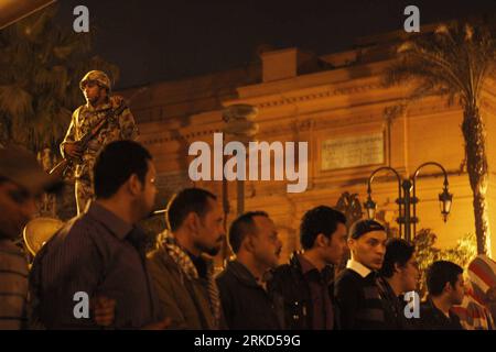 Bildnummer: 54863842  Datum: 29.01.2011  Copyright: imago/Xinhua (110129) -- CAIRO, Jan. 29, 2011 (Xinhua) -- Volunteers and soldiers protect the Egyptian National Museum in Cairo, Egypt, Jan. 29, 2011. Nine unidentified were arrested after they broke into the Egyptian National Museum and attempted to stole artifacts, Egypt s Supreme Council of Antiquities head Zahi Hawas said Saturday. Hawas said that the would-be thieves were arrested before they can stole away any artifacts, but damage were caused as they broke glasses and threw artifacts to the floor. (Xinhua/Cai Yang) (zw) EGYPT-CAIRO-UNR Stock Photo