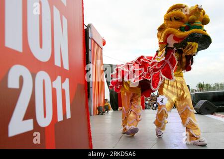 Bildnummer: 54863871 Datum: 29.01.2011 Copyright: imago/Xinhua (110129) -- PASAY CITY, 29. Januar 2011 (Xinhua) -- Tänzer treten während des 1. Metro Manila Lion Dance Wettbewerbs in der SM Mall of Asia in Pasay City, südlich von Manila, Philippinen, am 29. Januar 2011 auf. Der Wettbewerb wurde vom Ministerium für Tourismus organisiert, um das kommende chinesische Jahr des Kaninchens zu feiern. (Xinhua/Rouelle Umali) (xhn) PHILIPPINEN-PASAY CITY-LION DANCE COMPETITION PUBLICATIONxNOTxINxCHN Gesellschaft Tradition Frühlingsfest Chinesisches Neujahr Jahr des Hasen kbdig xdp 2011 quer o0 Tanz Löwentanz Bildnu Stockfoto