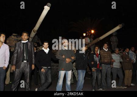 Bildnummer: 54863841  Datum: 29.01.2011  Copyright: imago/Xinhua (110129) -- CAIRO, Jan. 29, 2011 (Xinhua) -- Volunteers and soldiers protect the Egyptian National Museum in Cairo, Egypt, Jan. 29, 2011. Nine unidentified were arrested after they broke into the Egyptian National Museum and attempted to stole artifacts, Egypt s Supreme Council of Antiquities head Zahi Hawas said Saturday. Hawas said that the would-be thieves were arrested before they can stole away any artifacts, but damage were caused as they broke glasses and threw artifacts to the floor. (Xinhua/Cai Yang) (zw) EGYPT-CAIRO-UNR Stock Photo