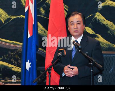 Bildnummer: 54864835  Datum: 30.01.2011  Copyright: imago/Xinhua (110130) -- MELBOURNE, Jan. 30, 2011 (Xinhua) -- The Ambassador of the People s Republic of China in Australia Chen Yuming delivers a speech during a celebration ceremony of Li Na s winning the 2011 Australian Open Woman s Singles runner up at Chinese consulate general in Melbourne, Australia on Jan. 30, 2011. (Xinhua/Bai Xue) AUSTRALIA-MELBOURNE-TENNIS-AUSTRALIAN OPEN-LI NA PUBLICATIONxNOTxINxCHN People Politik kbdig xdp 2011 quer premiumd     Bildnummer 54864835 Date 30 01 2011 Copyright Imago XINHUA  Melbourne Jan 30 2011 XINH Stock Photo