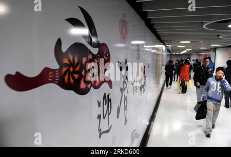 Bildnummer: 54868445  Datum: 31.01.2011  Copyright: imago/Xinhua (110131) -- HONG KONG, Jan. 31, 2011 (Xinhua) -- Pedestrians walk past a wall painted with a rabbit which marks Chinese lunar new year of the rabbit in a subway station in Hong Kong, south China, Jan. 31, 2011. China s Spring Festival falls on Feb. 3, 2011. (Xinhua/Song Zhenping)(hdt) CHINA-HONG KONG-CHINESE LUNAR NEW YEAR (CN) PUBLICATIONxNOTxINxCHN Gesellschaft Tradition Frühlingsfest Chinesisches Neujahr Jahr des Hasen kbdig xdp 2011 quer Malerei Deko    Bildnummer 54868445 Date 31 01 2011 Copyright Imago XINHUA  Hong Kong Jan Stock Photo