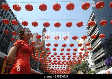 Bildnummer: 54874457 Datum: 02.02.2011 Copyright: imago/Xinhua BANGKOK, 2. Februar 2011 (Xinhua) -- Ein thailändisches Mädchen sieht die roten Papierlaternen, die über einer großen Straße in Chinatown in Bangkok, der Hauptstadt von Thailanf, am 2. Februar 2011, dem chinesischen Neujahrssonntag, hing. (Xinhua/Rachen Sageamsak) (zf) THAILAND-BANGKOK-CHINESE LUNAR NEW YEAR PUBLICATIONxNOTxINxCHN Gesellschaft Frühlingsfest o0 Neujahr Neujahrsfest o0 kbdig xsk 2011 quer o0 Deko Laterne Bildnummer 54874457 Datum 02 02 2011 Copyright Imago XINHUA Bangkok Februar 2 2011 XINHUA Thai Laternen Hung A Major Laterns Through the Red Paper Stockfoto