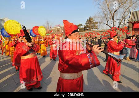 Bildnummer: 54874491 Datum: 02.02.2011 Copyright: imago/Xinhua BEIJING, 2. Februar 2011 (Xinhua) -- Darsteller in traditionellen Kostümen nehmen an einer Nachstellung einer Szene aus der berühmten Geschichte der Traum der Roten Kammer auf einer Tempelmesse in Peking, der Hauptstadt Chinas, am 2. Februar 2011 Teil. Am Mittwoch, dem chinesischen Mondsonntag, wurde in Peking eine Vielzahl von Tempelmessen eröffnet. (Xinhua/Zheng Yong) (LB) CHINA-BEIJING-TEMPLE FAIR (CN) PUBLICATIONxNOTxINxCHN Gesellschaft Kultur kbdig xsk 2011 quer o0 Nachstellung Historie Musik Tradition Kostüm Bildnummer 54874491 Datum 02 02 2011 Copyrigh Stockfoto