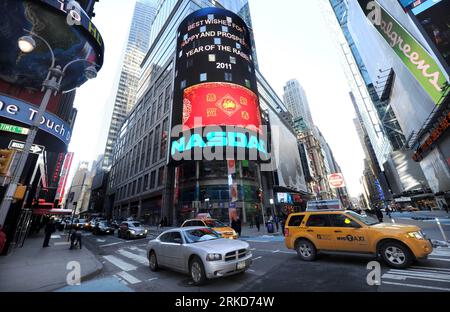 Bildnummer: 54879113 Datum: 03.02.2011 Copyright: imago/Xinhua NEW YORK, 3. Februar 2011 (Xinhua) -- Happy Chinese Lunar New Year in Chinese Characters werden auf einem elektronischen Bildschirm von anlässlich des chinesischen Mondneujahrs an der New Yorker Börse in New York, USA, am 3. Februar 2011 gesehen. (Xinhua/Shen Hong) (wjd) US-NYC--CHINESE LUNAR NEW YEAR PUBLICATIONxNOTxINxCHN Wirtschaft Börse NYSE kbdig xng 2011 quer premiumd o0 Neujahr Neujahrsfest Frühlingsnummer 54879113 Date 03 02 2011 Copyright Imago XINHUA New York Feb 3 2011 XINHUA Happy Chinese Lunar New Year in C Stockfoto