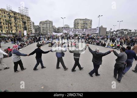 Bildnummer: 54882298  Datum: 05.02.2011  Copyright: imago/Xinhua (110205) -- CAIRO, Feb. 5, 2011 (Xinhua) -- Egyptians demonstrate at the Tahrir Square in Cairo, capital of Egypt, Feb. 5, 2011. As tens of thousands packed central Cairo Friday to force President  to immediately end his 30-year rule, Prime Minister Ahmed Shafiq said xMubarakx should be in power for legislative reasons. (Xinhua/Yin Dongxun)(axy) EGYPT-CAIRO-DEMONSTRATION PUBLICATIONxNOTxINxCHN Politik Gesellschaft EGY Unruhen Aufstand Protest kbdig xng 2011 quer Aufmacher premiumd  o0 Platz der Freiheit Befreiung / Gesellschaft P Stock Photo