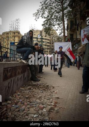 Bildnummer: 54882305  Datum: 05.02.2011  Copyright: imago/Xinhua (110205) -- CAIRO, Feb. 5, 2011 (Xinhua) -- Egyptians demonstrate at the Tahrir Square in Cairo, capital of Egypt, Feb. 5, 2011. As tens of thousands packed central Cairo Friday to force President  to immediately end his 30-year rule, Prime Minister Ahmed Shafiq said xMubarakx should be in power for legislative reasons. (Xinhua/Xu Jinquan)(axy) EGYPT-CAIRO-DEMONSTRATION PUBLICATIONxNOTxINxCHN Politik Gesellschaft EGY Unruhen Aufstand Protest kbdig xng 2011 hoch premiumd  o0 Platz der Freiheit Befreiung / Gesellschaft Politik Ägyp Stock Photo