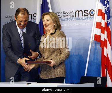 Bildnummer: 54882936  Datum: 05.02.2011  Copyright: imago/Xinhua (110205) -- MUNICH, Feb. 5, 2011 (Xinhua) -- U.S. Secretary of State Hillary Rodham Clinton (R) and Russian Foreign Minister Sergey Lavrov exchange documents in Munich, Germany, Feb. 5, 2011. A new nuclear arms treaty between the United States and Russia that limits the number of atomic warheads the two former Cold War enemies are permitted to possess took effect Saturday. (Xinhua/Sebastian Zwez) (jl) GERMANY-NEW START TREATY-US-RUSSIA PUBLICATIONxNOTxINxCHN People Politik Sicherheitskonferenz premiumd kbdig xmk xo0x 2011 quer Hi Stock Photo